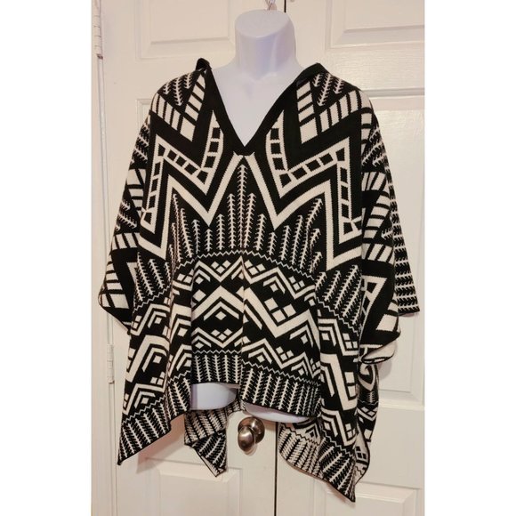 Express black & white Aztec Tribal print hooded knit poncho - Picture 6 of 8